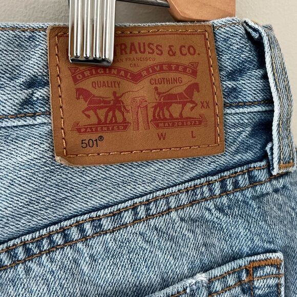 Levi’s 501 Distressed Light Wash Denim Jean Shorts | Size 29 - Picture 4 of 8